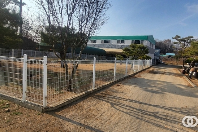 화성시 실외체육시설·동물보호소 '개 보호를 위해 설치된 구조물' 갈등 …현장 원상 복구 해결