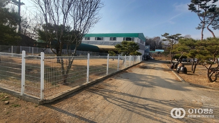 화성시 실외체육시설·동물보호소 '개 보호를 위해 설치된 구조물' 갈등 …현장 원상 복구 해결