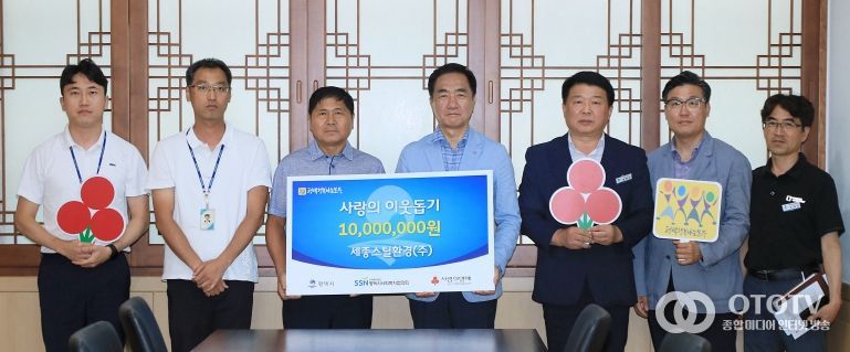 왼쪽부터 폐기물관리팀 조경훈 주무관, 권영휘 주무관, 세종스틸환경(주) 이환중 본부장, 평택시장 정장선, 자원순환과장 정형삼, 평택행복나눔본부 나눔국장 황성식, 폐기물관리팀장 조대식