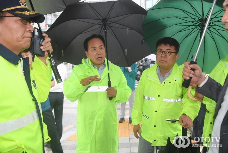 이권재 오산시장이 지난 18일 오전 남촌대교 인근에서 현장점검회의를 하는 모습. (사진 왼쪽부터) 박정웅 오산경찰서장, 이권재 시장, 김동구 한강유역환경청장.