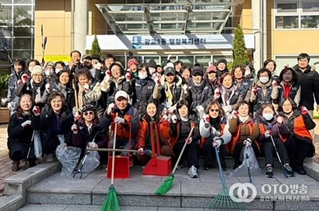 수원시 영통구 광교1동 통장협의회, 폭설로 인한 도로변 환경정비 실시