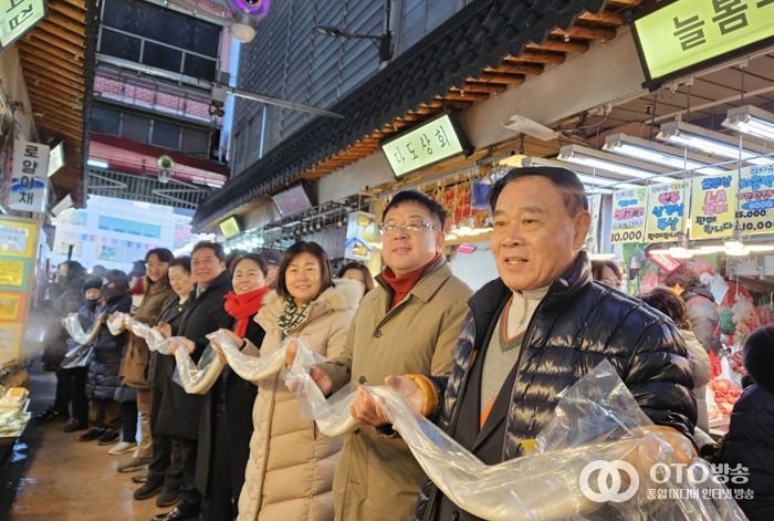김현수 수원시 제1부시장(오른쪽 2번째), 이재식 수원시의회 의장 등이 시민들과 함께 가래떡 나눔 행사에 참여하고 있다.