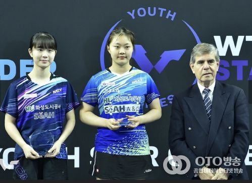 화성도시공사 유청소년탁구부 허예림 선수(왼쪽 1번째)와 유예린 선수(왼쪽 2번째)가 WTT 수상에 따른 기념촬영을 하고 있다. (화성도시공사 제공)