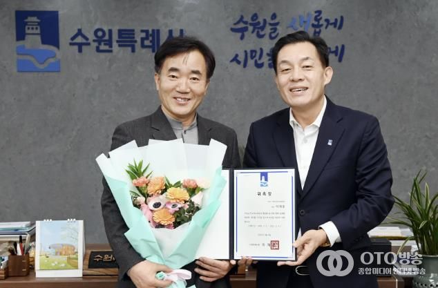 이재준 시장(오른쪽)과 이재훈 협회장이 위촉식 후 함께하고 있다.