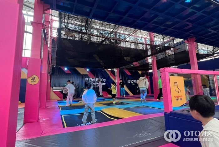 드림스타트 아동 가족들이 놀이체험 활동을 하고 있다.