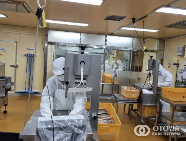 식자재 공급업체 현장 점검을 하는 모습.