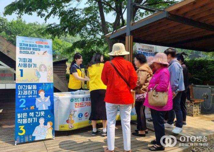 장안구보건소 직원들이 진드기 매개 감염병 예방 캠페인을 하고 있다.