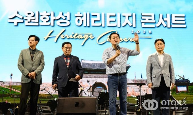 이재준 수원시장이 무대에서 시민들에게 인사하고 있다.