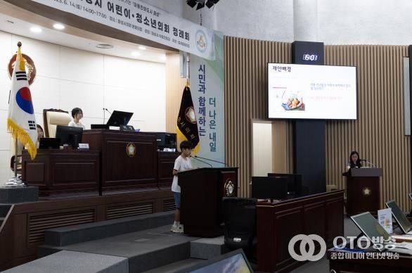 제8대 화성시어린이•청소년의회가 14일 화성시의회 본회의장에서 제1차 정례회를 열고 있다.