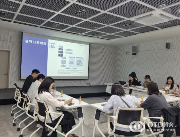 수원시보건소 직원들이 호흡기감염병 대응 모의훈련을 하고 있다.