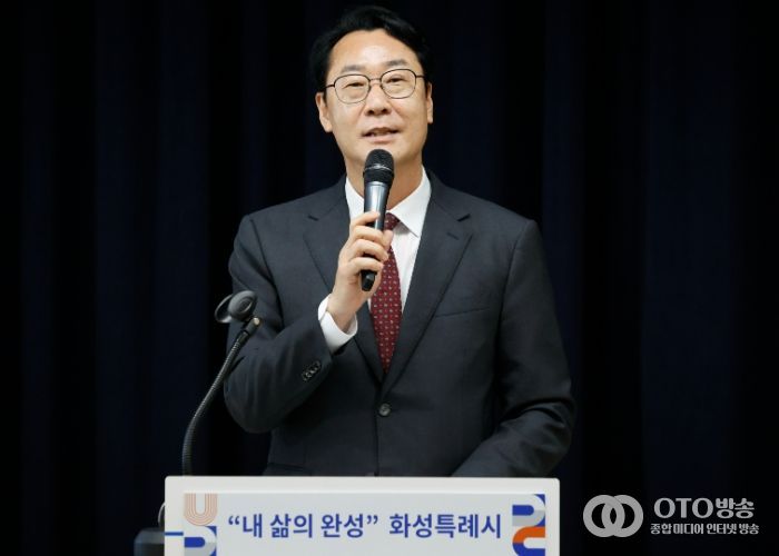 정명근 화성특례시장이 1일 민선8기 3주년 시정브리핑에서 발언하고 있다.