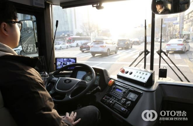 안양시 주야로의 관리자가 핸들에서 손을 떼고 운전석에 앉아 자율주행을 제어하고 있다