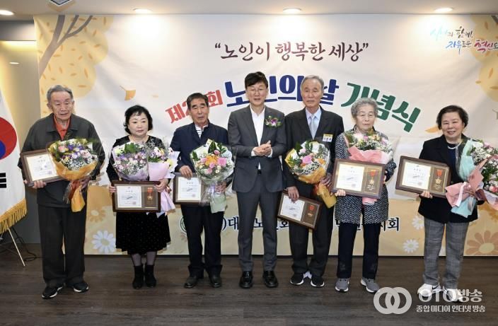이민근 안산시장(오른쪽 네번째)이 단원구노인지회에서 열린 ‘제29회 노인의 날 기념식’에서 모범 어르신 표창 수상자들과 함께 기념촬영을 하고 있다.