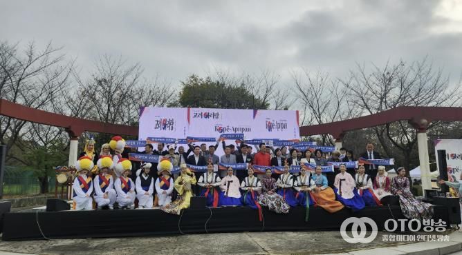 지난 18일 화랑유원지 소공연장에서 열린 ‘광복 80주년 기념, 제9회 고려아리랑 행사’ 참여자들이 함께 기념촬영을 하고 있다.