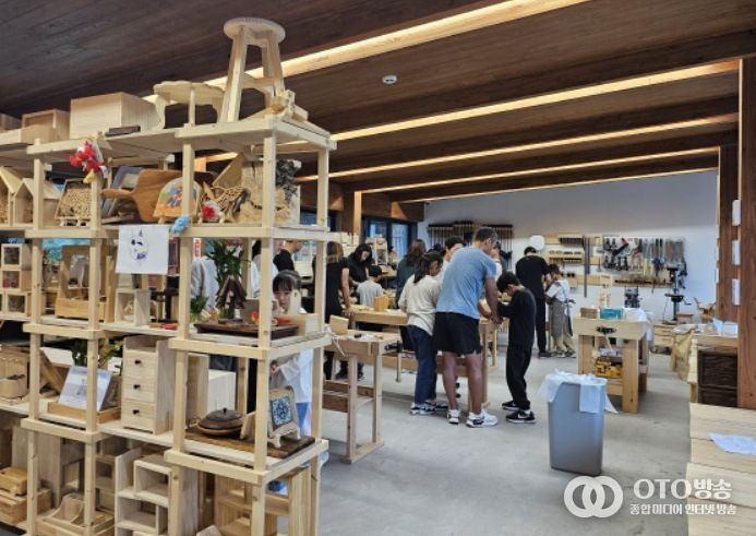 천장산 나무공방 가족체험객이 활동하는 모습