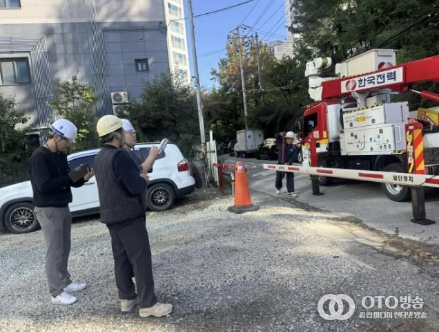 수원시가 유관기관과 함께 전력시설을 점검하고 있다.