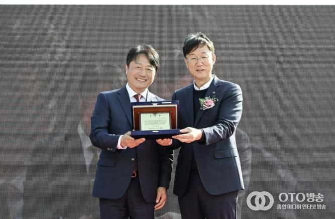 이민근 안산시장(오른쪽)이 윤동열 안산대학교 총장(왼쪽)으로부터 감사패를 전달받고 함께 기념촬영을 하고 있다.