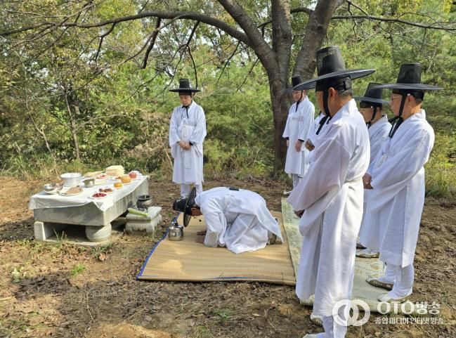 팔곡당산 산신당에서 시의 안녕과 평안을 기원하는 ‘팔곡당산 산신제’를 진행하고 있다.