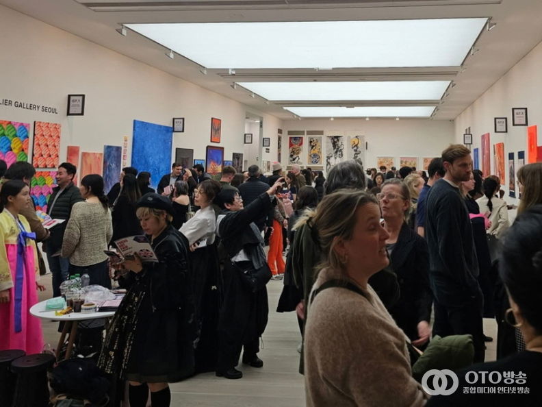 (사진: 런던 사치갤러리 전시 전경)