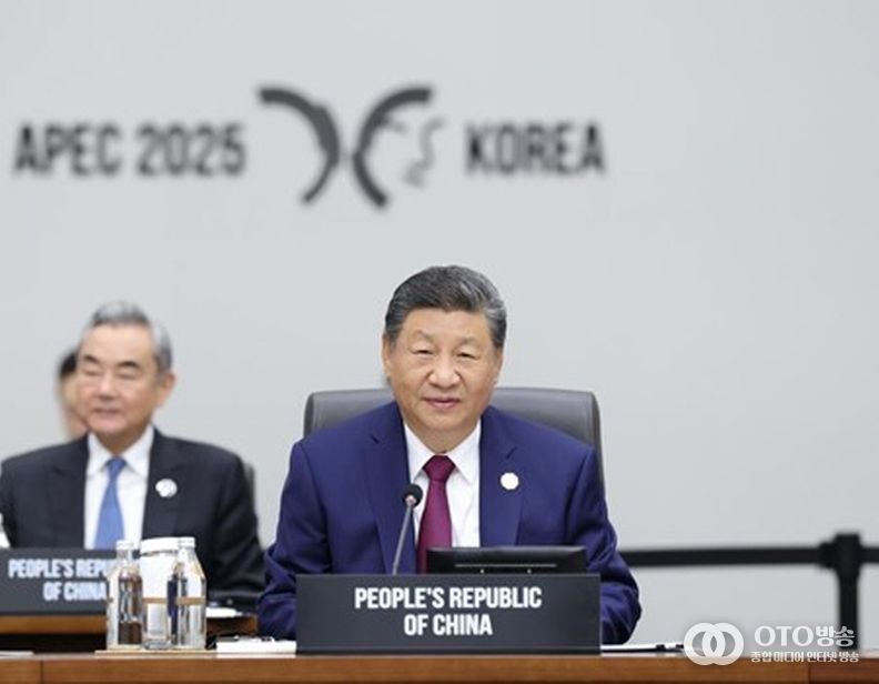 31일 오전 시진핑(習近平) 중국 국가주석은 '제32차 아시아태평양경제협력체(APEC) 경제체 지도자회의' 제1세션 회의에 참석해 '보혜·포용의 개방형 아시아태평양 경제를 공동 건설하자'는 제목의 중요 연설을 했다. (사진/신화통신)