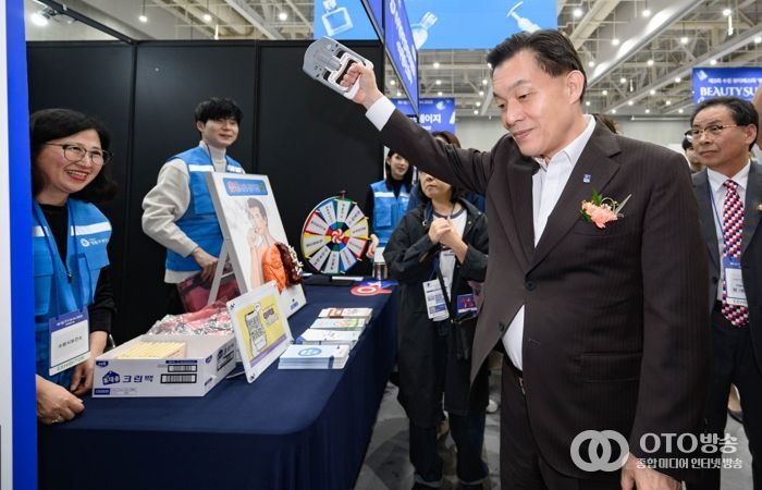 이재준 수원시장이 10월 31일 ‘건강 캠페인’ 홍보부스에서 악력기를 체험해 보고 있다.