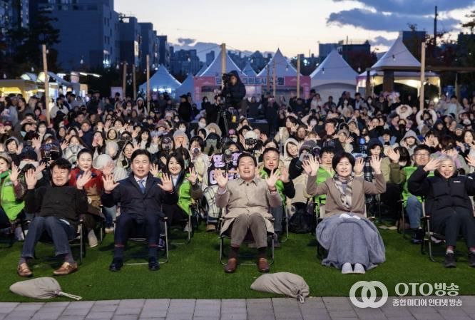 이재준 수원시장(가운데), 백혜련 의원(수원시을), 수원시의회 윤경선 의원, 이병진 수원도시재단 이사장, 김종석 권선구청장 등이 탄소중립 한마당 축제에 참가한 시민들과 함께하고 있다.