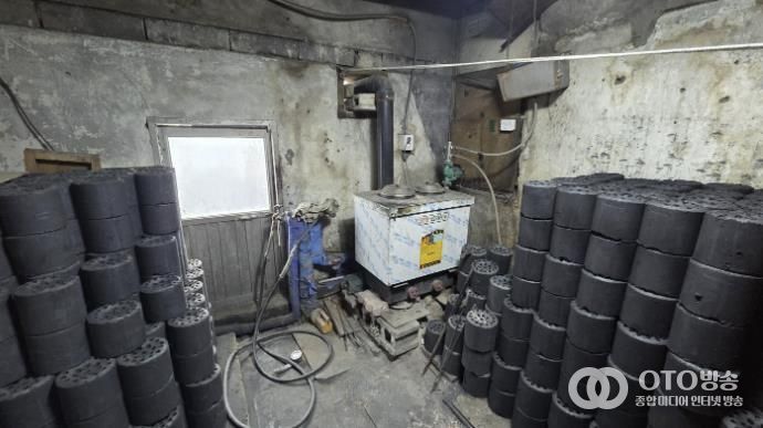 시흥재가노인통합지원센터, 금이동 저소득 어르신 가정에 연탄 300장 전달