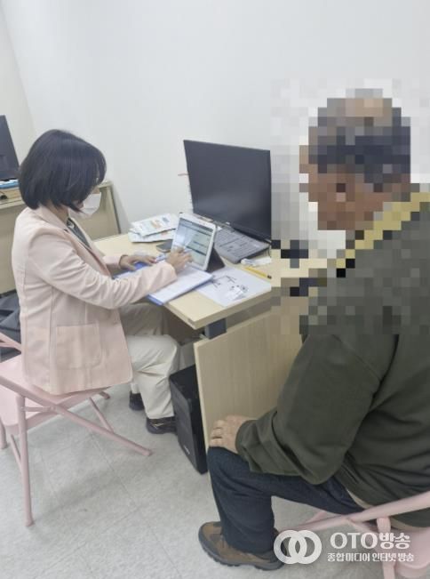 안산시 단원보건소 관계자가 4일 대부동 지역 주민을 대상으로 치매 선별검사를 진행하고 있다.