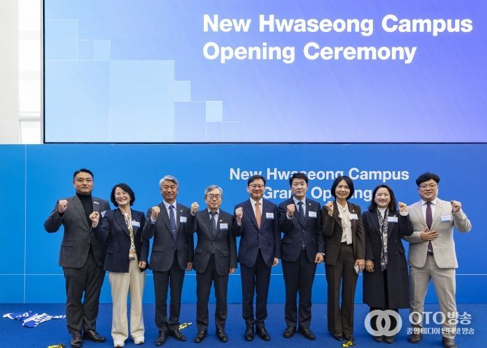 준공식에 참석한 화성특례시의원 기념 사진