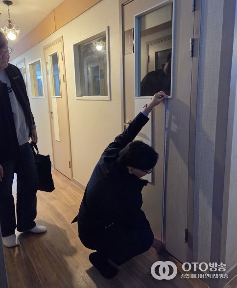 수원특례시, 유관기관 관계자들이 신종·변종 룸카페를 대상으로 합동점검을 진행하고 있다.