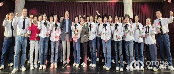 수원시 영통구 광교2동 라온시니어 합창단, 주민 환호 속에 정기연주회 성료