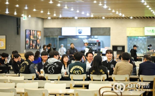 김민석 국무총리가 17일 '천원의 아침밥'을 제공하는 종로구 성균관대학교 은행골식당을 방문, 학생들과 대화를 하며 식사를 하고 있다.