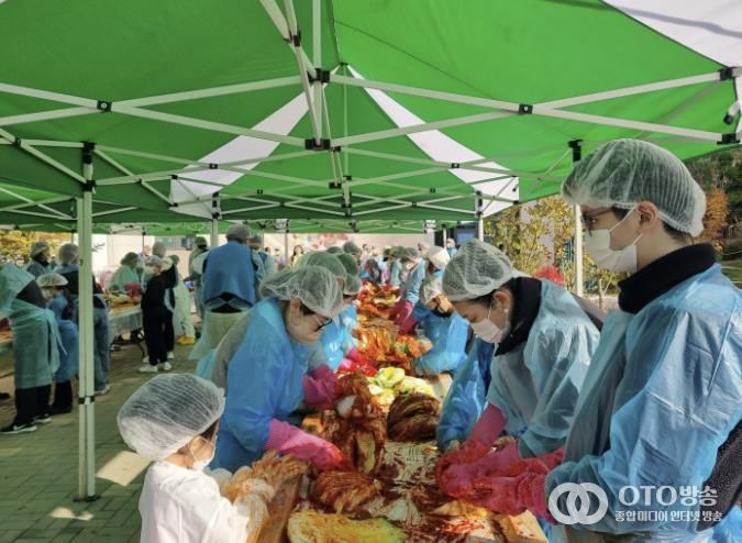 '사랑으로 버무러진 행복 한포기' 시흥시 장곡종합사회복지관, 김장 체험으로 사회적 나눔 실천