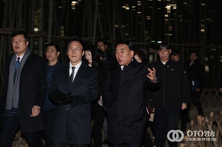 김민석 국무총리가 19일 무장애 관광수용태세 점검차 울산시 중구 태화강 국가정원을 방문, 김두겸 울산시장과 십리대숲길을 걷고 있다.