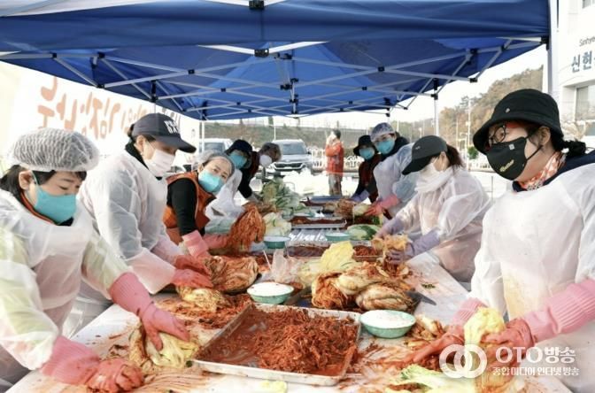 시흥시 신현동, 사랑과 온기 전하는 ‘김장 나눔 행사’ 진행