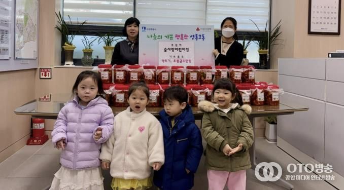 숲사랑어린이집, 수원시 영통구 영통3동에 정성 담은 깍두기와 성금 기탁으로 나눔 실천