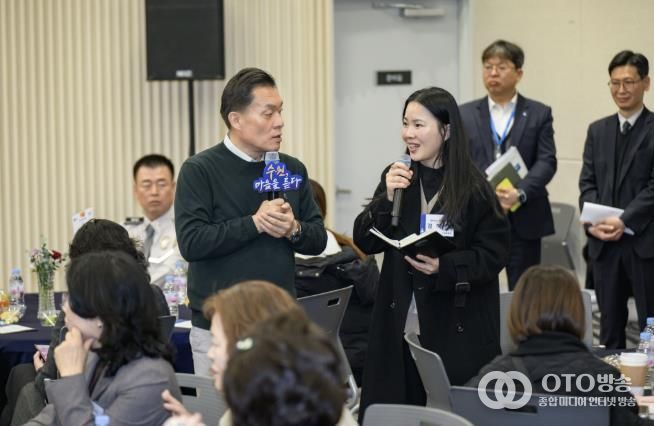 이재준 수원시장이 권선1동 새빛만남에서 시민의 의견을 듣고 있다.