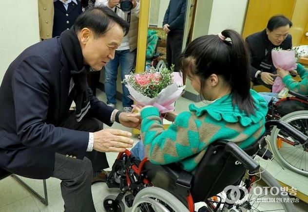 경기도교육청 장애인식개선 창작뮤지컬 ‘위리’ 출연 장애학생을 격려하는 임태희 교육감 사진