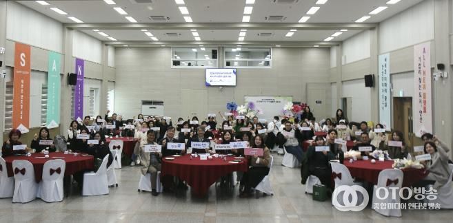 김영식 복지국장(맨 앞줄 왼쪽 일곱번째)이 2일 안산시청 대회의실에서 장애인 권익 옹호업소 ‘오소가게’ 상점주들과 간담회를 진행하고 함께 기념촬영을 하고 있다.