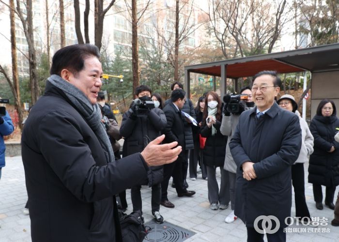 최대호 안양시장(왼쪽)과 김윤덕 국토부장관(오른쪽)이 3일 오전 10시 선도지구를 둘러보며 이야기를 나누고 있다