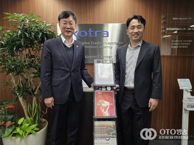 이민근 안산시장(왼쪽)이 3일 코트라(KOTRA) 도쿄무역관에서 박용민 코트라 일본지역본부장(오른쪽)과 함께 경기경제자유구역 ASV지구 전용 홍보 게시대를 설치하고 기념촬영을 하고 있다.