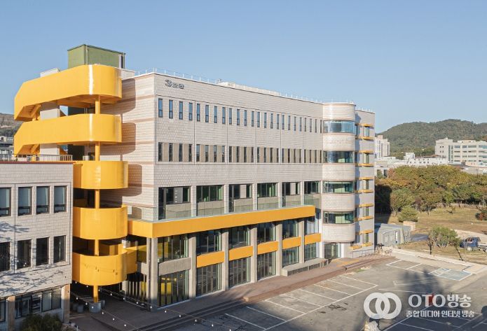 밀양소통협력공간으로 새단장을 마친 옛 밀양대 강의동(건물외부는 최대한 보존)