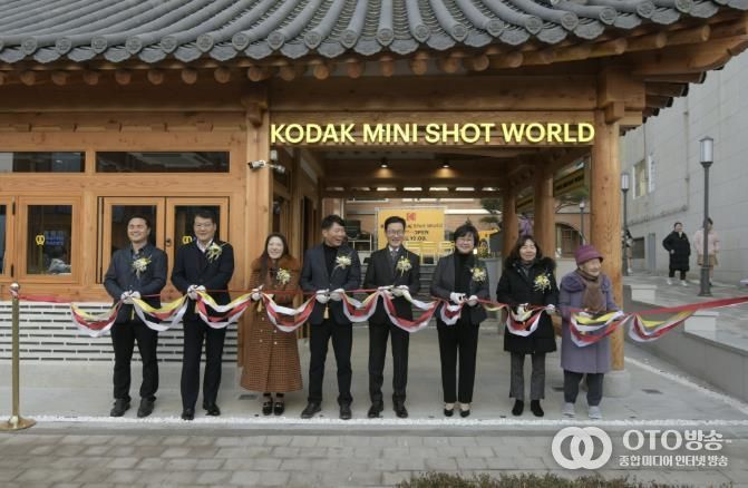 코닥 미니샷 월드 개관식 참석자들이 기념사진을 촬영하고 있다.