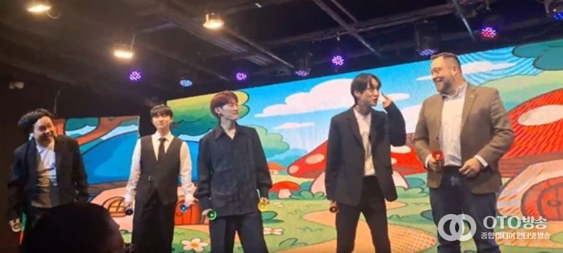 공연을 하고있는 K-Pop 개그 아이돌 과 바스티안 뢰슬러 회장 회장 (Plasmatreat Korea) (사진제공: 주한외국기업연합회 KOFA)