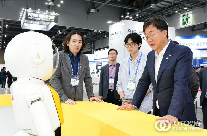 이민근 안산시장이 킨텍스에서 열린 '2024로보월드'에서 관계자로부터 휴머노이드로봇에 대한 설명을 청취하고 있다.