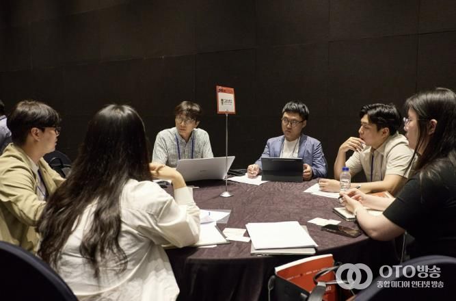 지난 6월 열린 커넥트 데이 행사에서 참여대학 및 기업 관계자들이 기술 이전 상담을 하고 있다