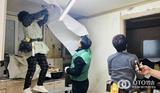 수원시 팔달구 매교동 새마을지도자협의회, 홀몸어르신을 위한 도배장판 지원사업 진행