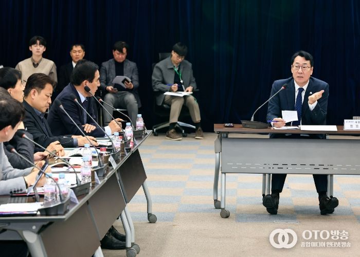 정명근 화성특례시장이 재생엔지 공급 기반 확대 및 데이터센터 전력 수급 안정성 확보 방안에 대하여 전문가들과 종합 토론을 하고 있다