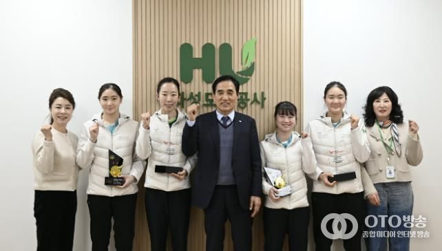 국제대회와 전국대회에서 입상한 화성도시공사 탁구단 선수들과 HU공사 한병홍 사장이 메달과 상패를 들고 기념촬영을 하고 있다.