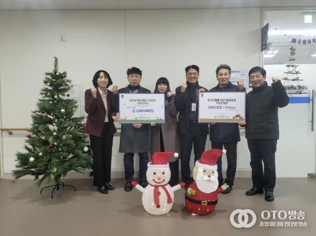 전달식 후 한국추출가공식품업중앙회경기도지부 수원시지회, 대한농산물식품임가공업연합회 수원시지부, 수원시 관계자가 함께하고 있다.